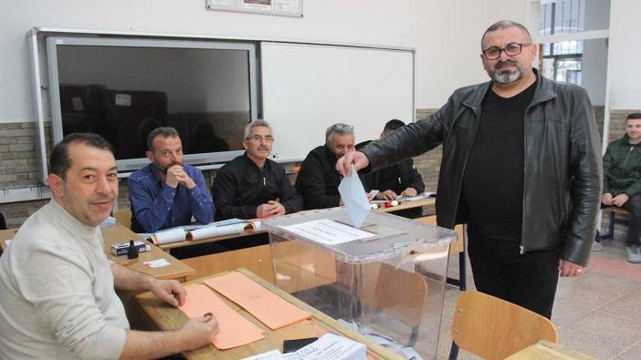 Karaman’da halk oy kullanmak için sandık başında
