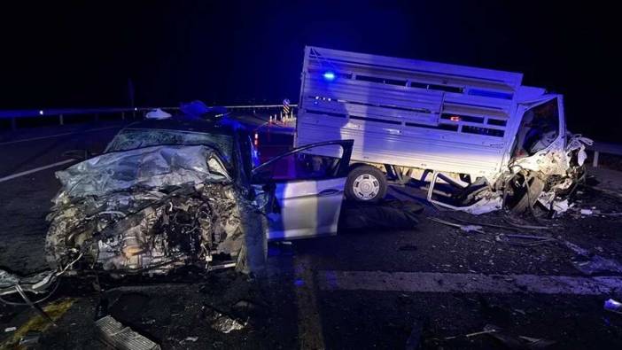 Bingöl'de otomobil ile kamyonet çarpıştı! 3 kişi hayatını kaybetti