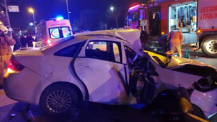 Kadıköy'de kontrolden çıkan otomobil direğe çarptı
