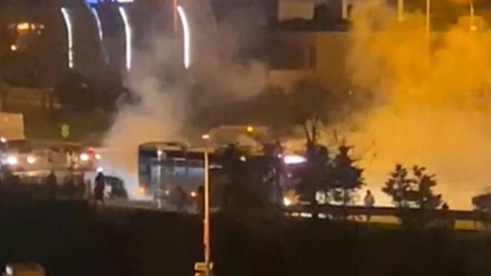Maltepe'de seyir halindeki otobüsten dumanlar yükseldi