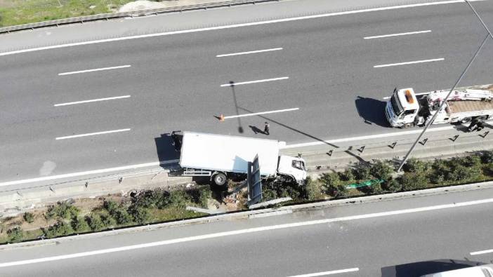 Çekmeköy'de kamyon virajı alamadı: Yan yattı