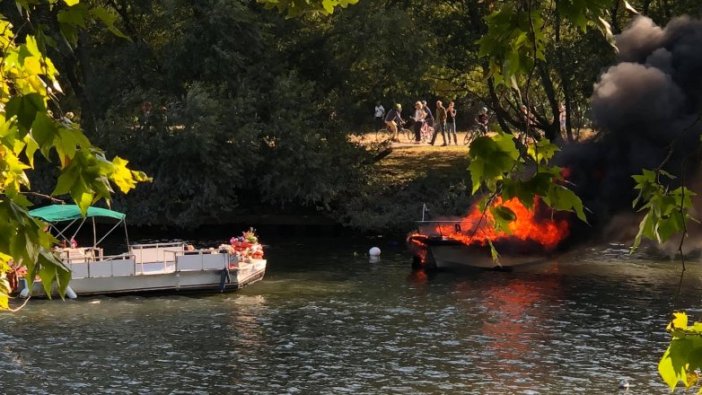 Yolcular yanan tekneden nehre atlayarak kurtuldu