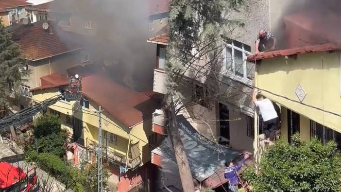 Ümraniye'de alev alev yanan evde mahsur kalanlar komşuları tarafından kurtarıldı