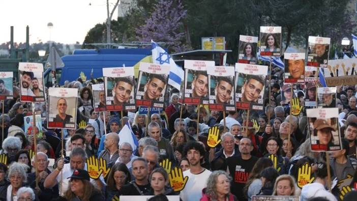 İsrail'de on binlerce kişi esir takası ve ateşkes talebiyle Meclis önünde gösteri düzenledi