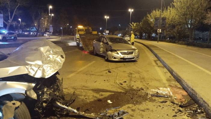 Maltepe'de karşı yönlerden gelen iki otomobil çarpıştı