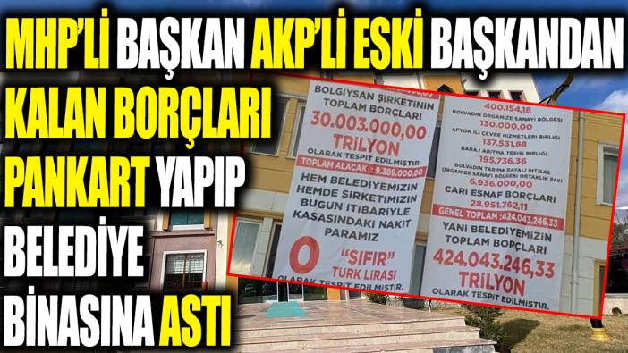 MHP'li başkan AKP'li eski başkandan kalan borçları pankart yapıp belediye binasına astı