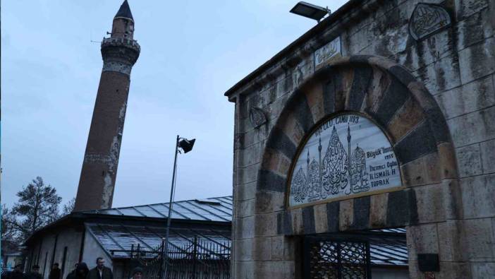 831 yıllık camide bayram namazı kılındı