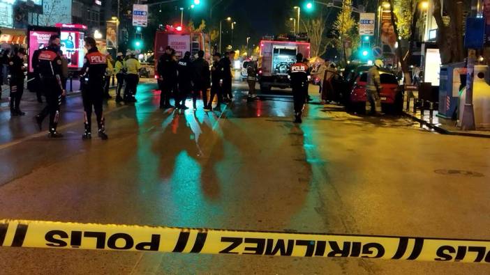 Kadıköy'de park halindeki 2 araç alevlere teslim oldu