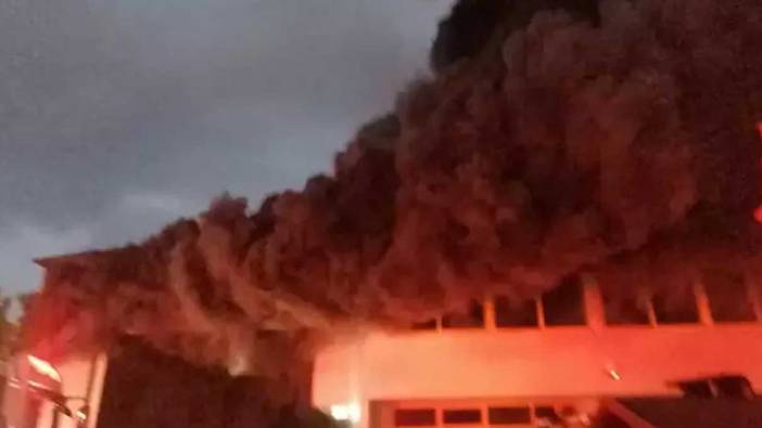 İzmir'de iki fabrikada yangın! İtfaiye ekipleri müdahale ediyor