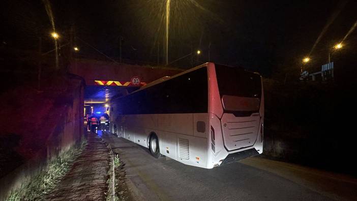 Bolu'da otobüs alt geçide sıkıştı: Tekerleri indirilerek kurtarıldı