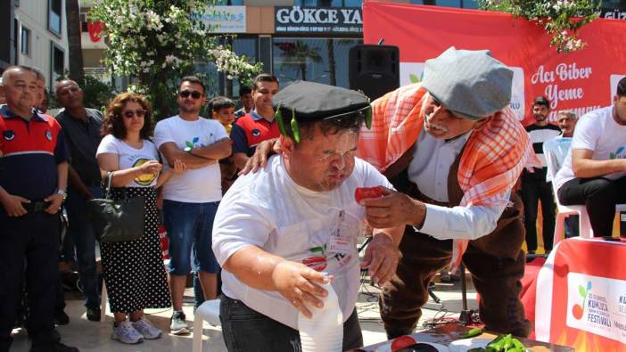 Antalya'da yakan yarışma! 3 dakikada 323 gram acı biber yedi