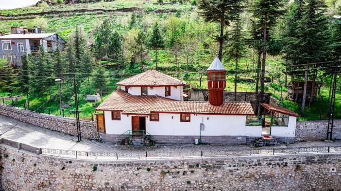 660 yıllık Ahi Paşa Camii göz kamaştırıyor