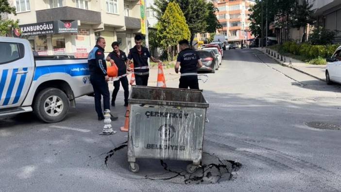 Otomobil seyir halindeyken yol çöktü