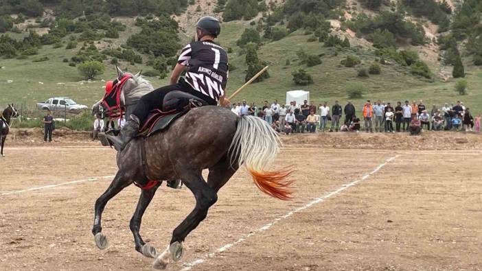 At üzerinde cirit atarak spor bayramı kutladılar