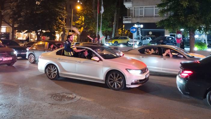 Derbi galibiyetini taraftarlar Bağdat Caddesi'nde kutladı