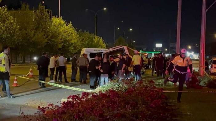 Gaziantep'te orta refüje çarpan minibüs savruldu: 1 ölü