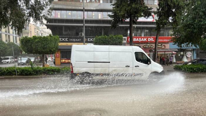 Adana'da şiddetli yağış trafiği felç etti