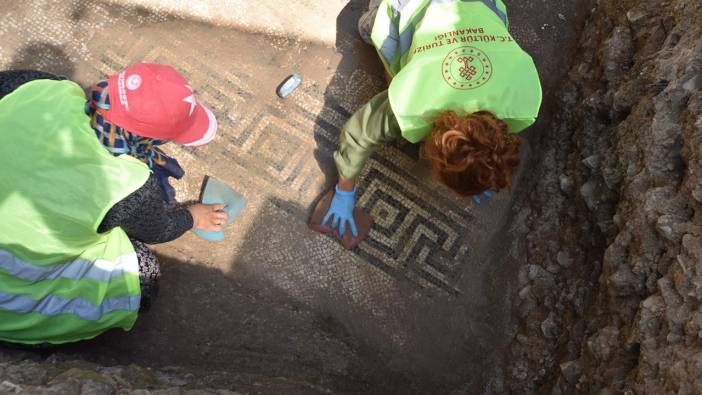 Side Antik Kenti'nde mozaik zemin keşfedildi