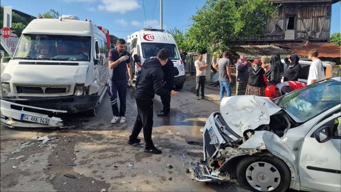 Sakarya’da otomobil ile minibüs kafa kafaya çarpıştı: 4 yaralı