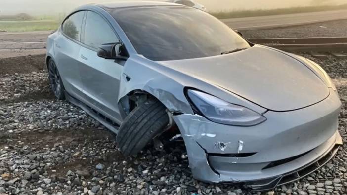 Güvenlikte zirveye ulaşan Tesla'nın otopilotu az kalsın sürücüyü öldürüyordu