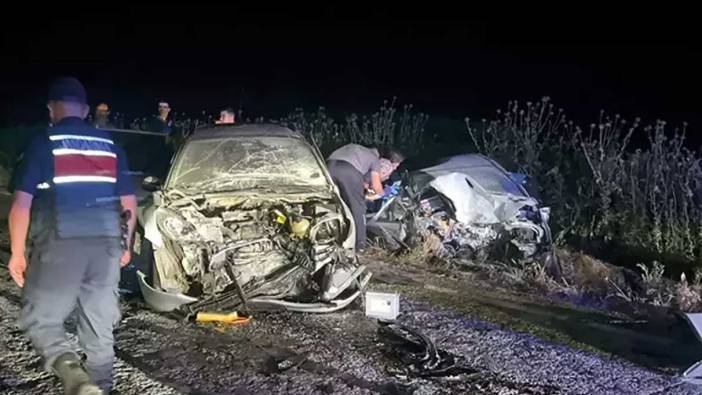 Oğlunu sollamaya çalışan baba zincirleme kazaya sebep oldu:  3 ölü