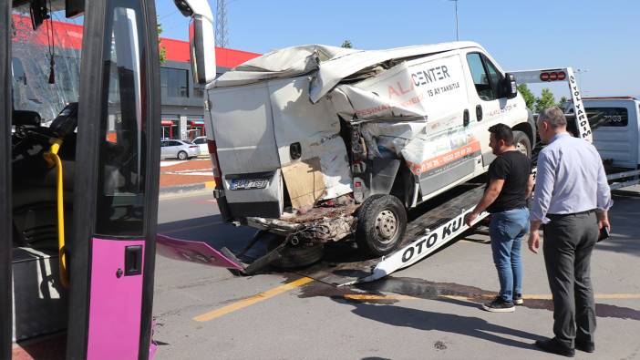 Kontrolden çıkan özel halk otobüsü otomobil ve minibüsü biçti: 1 yaralı