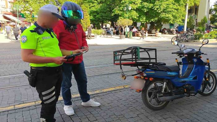 Trafiğe kapalı alanlara girdi! Motosiklet sürücüne ceza yağdı