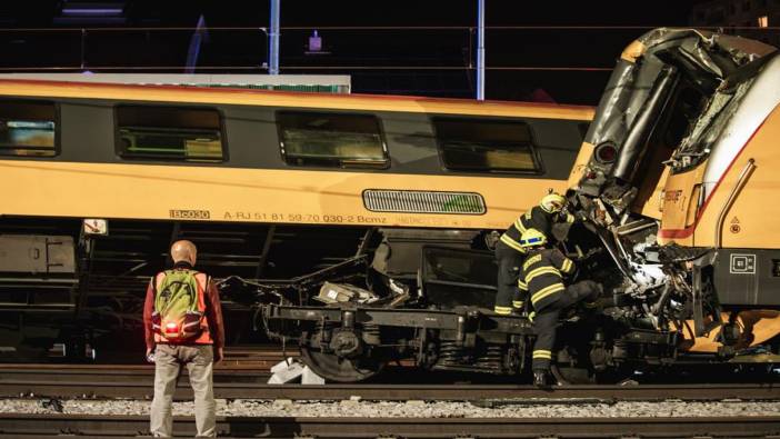 Çekya'da iki tren kafa kafaya çarpıştı: Onlarca ölü ve yaralı...