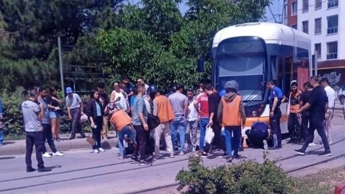 Tramvayın altına giren motosiklet sürücüsü güçlükle kurtarıldı