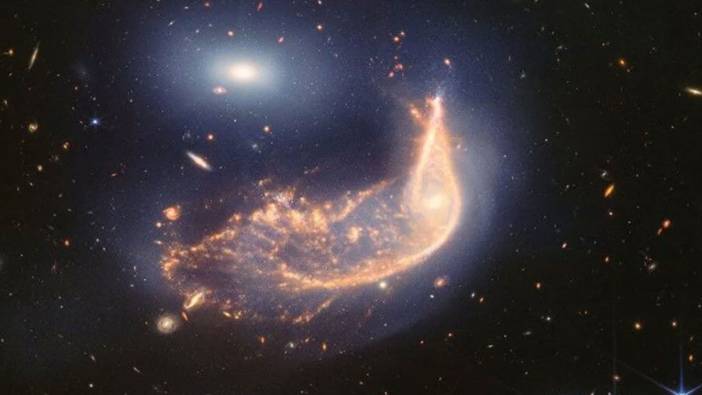 Uzay Teleskobu James Webb iç içe geçmiş iki galaksi keşfetti