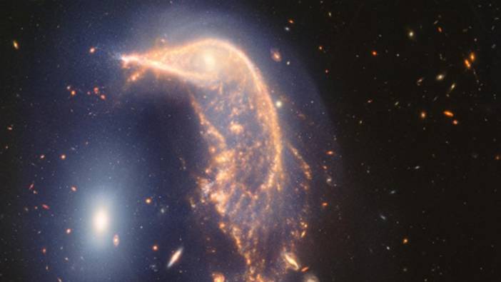 James Webb Uzay Teleskobu 326 milyon ışık yılı uzaklıkta iç içe geçmiş iki galaksiyi görüntüledi