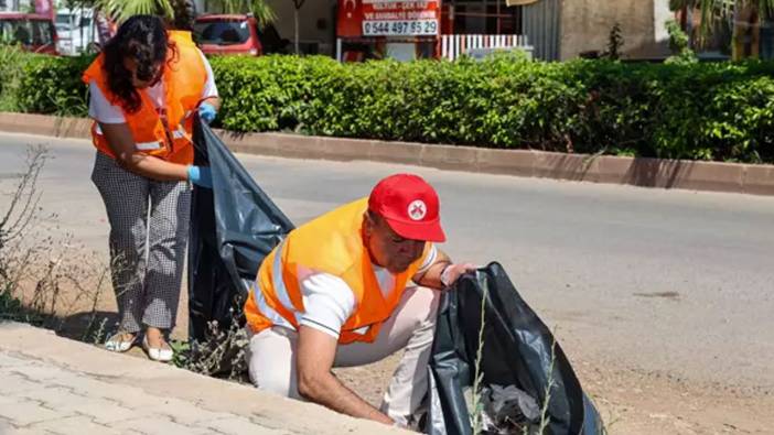 Antalya Başkanı, gönüllü personelle sokakta çöp topladı