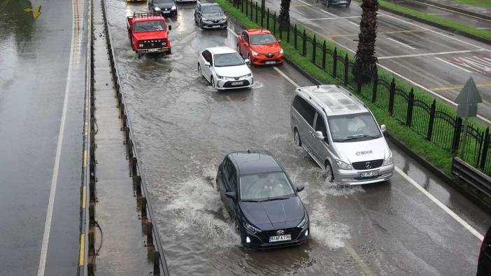 Trabzon'da sağanak yağış etkili oldu. Yollar göle döndü