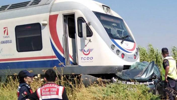 İzmir'de yolcu treni hafif ticari araçla çarpıştı