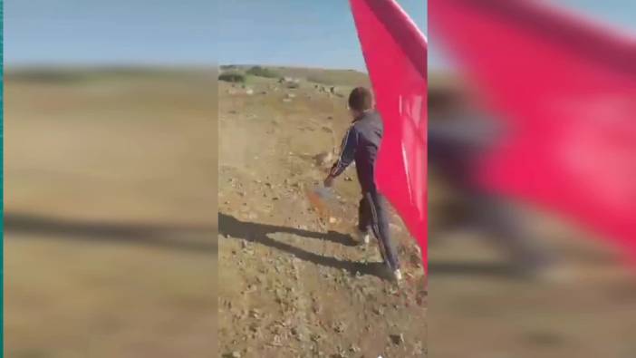 11 yaşındaki çocuk yıpranan Türk bayrağını değiştirdi