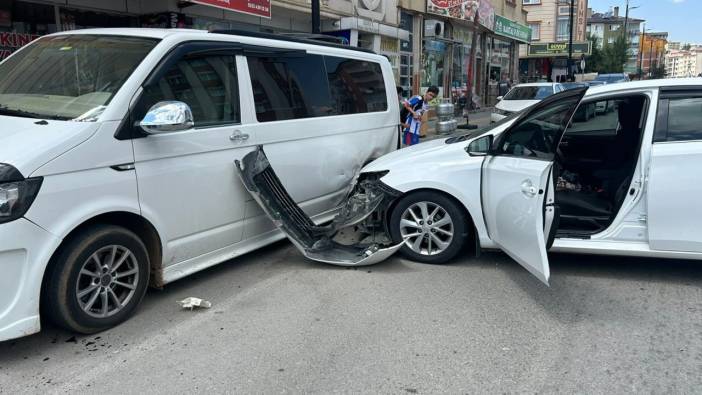 Sivas'ta otomobil minibüse çarptı. 2'si çocuk 5 kişi yaralandı