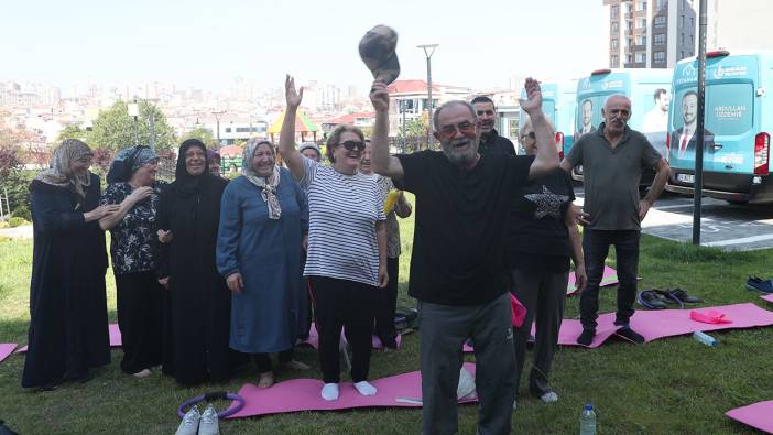 Bağcılar’da yaşlılar kahkaha seansı ile eğlendi