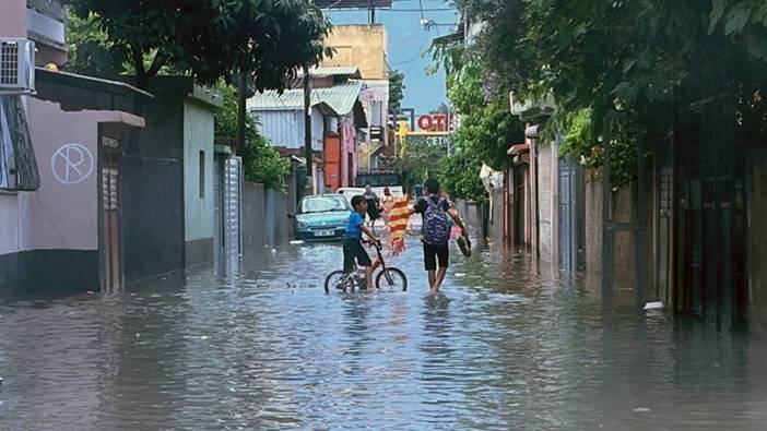 Sağanak yağış o ili vurdu.  Cadde ve sokaklar su ile doldu