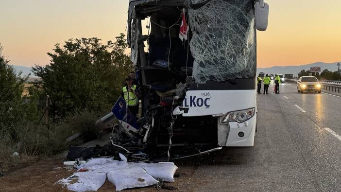 Afyonkarahisar'da bariyerlere çarptı. Otobüste 2 kişi yaralandı