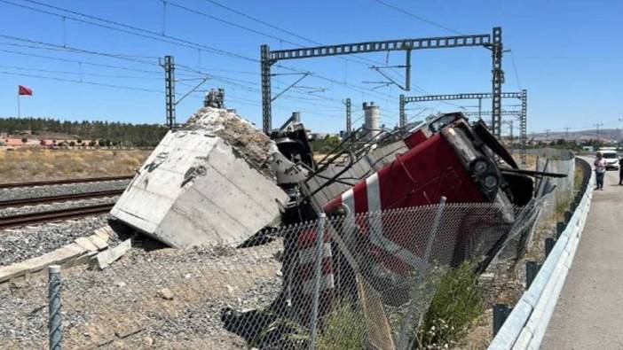 Sivas'ta faciadan dönüldü. İki makinist kıl payı kurtuldu