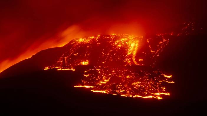 Korkulan oldu! Etna Yanardağı yeniden kül ve lav püskürttü