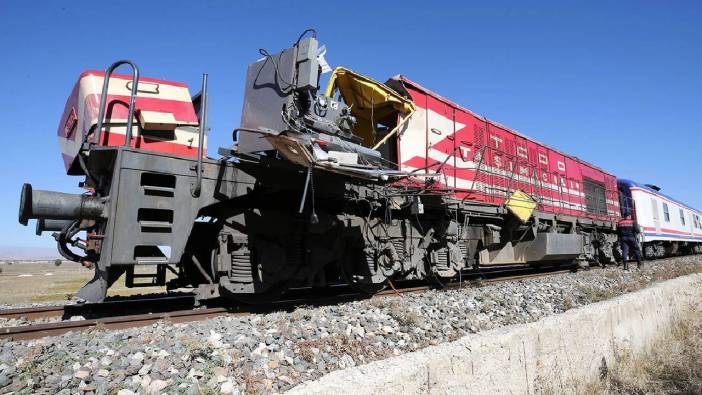 Yolcu treni pompa aracına çarptı! Ölü ve yaralılar var