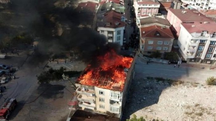 Esenyurt'ta 4 katlı binanın çatısı alev alev yandı