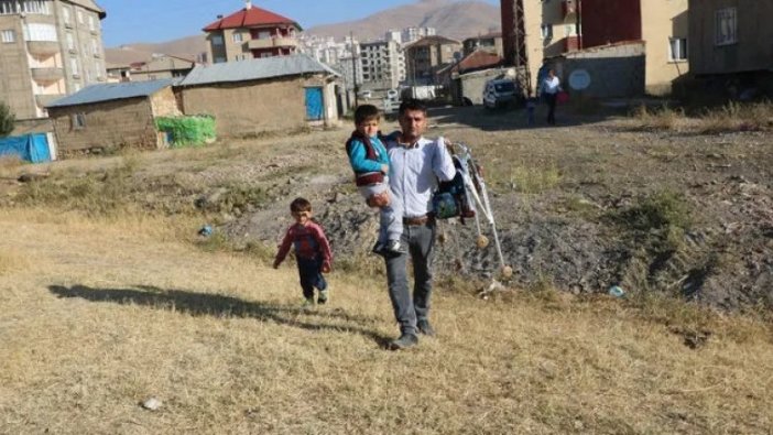 Engelli oğlunu okula kucağında taşıyor