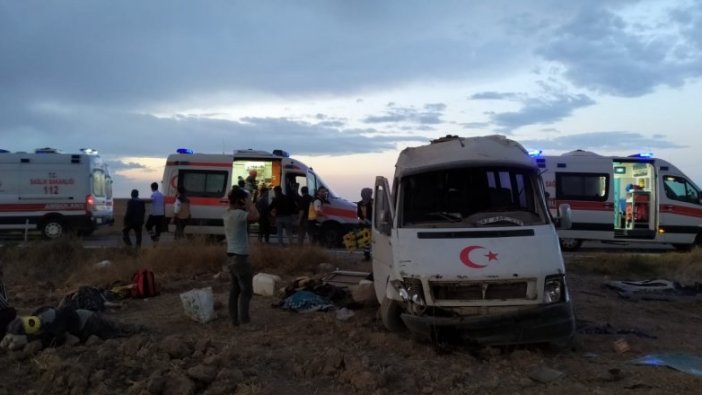 Tarım işçilerinin minibüsü devrildi: 13 yaralı