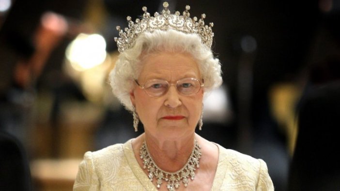Kraliçe II. Elizabeth kendisini karşılayan çocuğu azarladı!