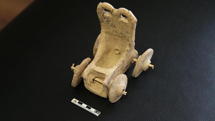 5 bin yıllık oyuncak at arabası bulundu