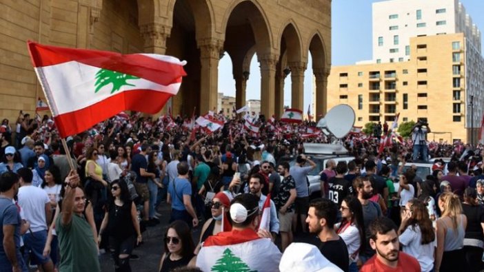 Lübnan'da on binler hükümetin istifasını istiyor