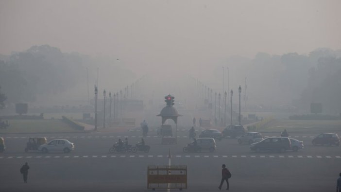 Yeni Delhi'de hava alarm veriyor