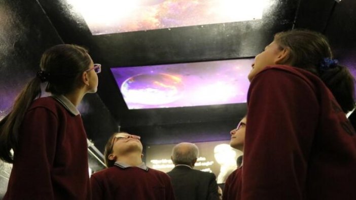 Uzayı ve bilimi okul koridorunda öğreniyorlar